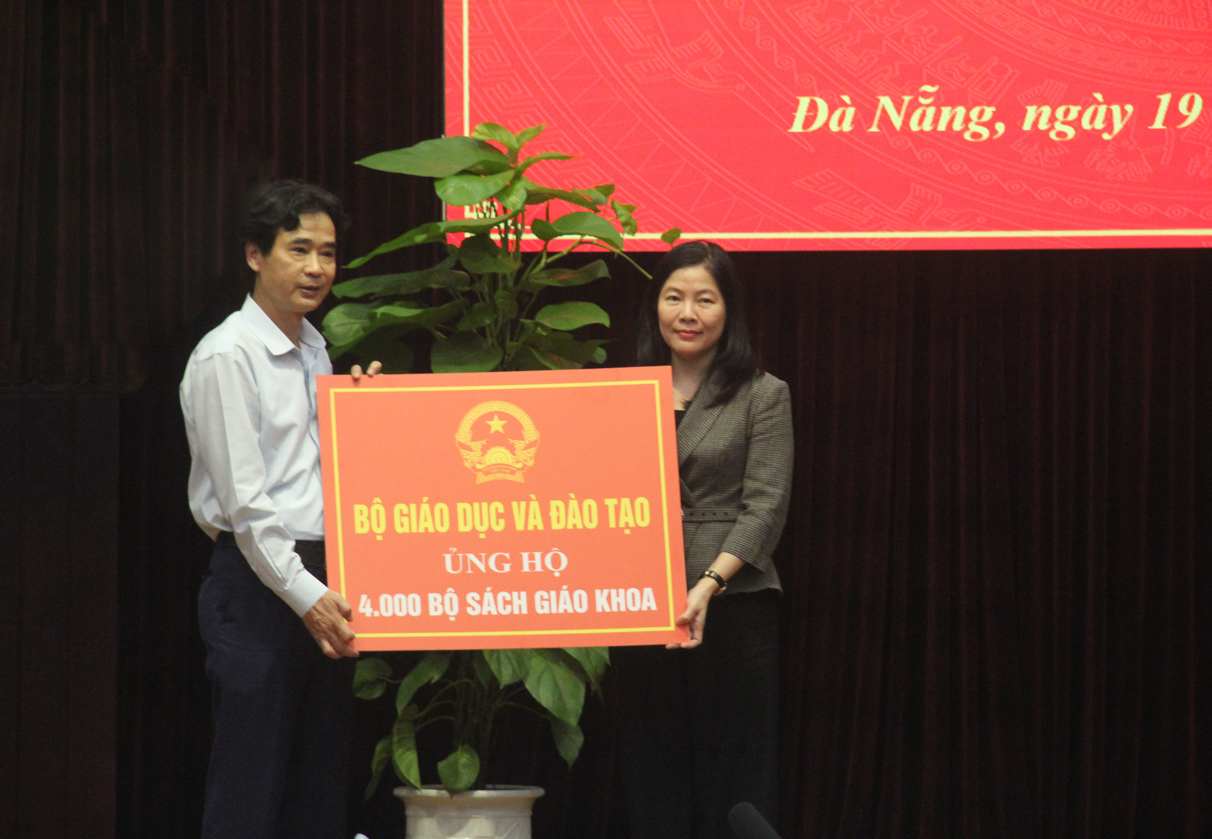 Tặng 4.000 bộ sách giáo khoa cho học sinh Đà Nẵng