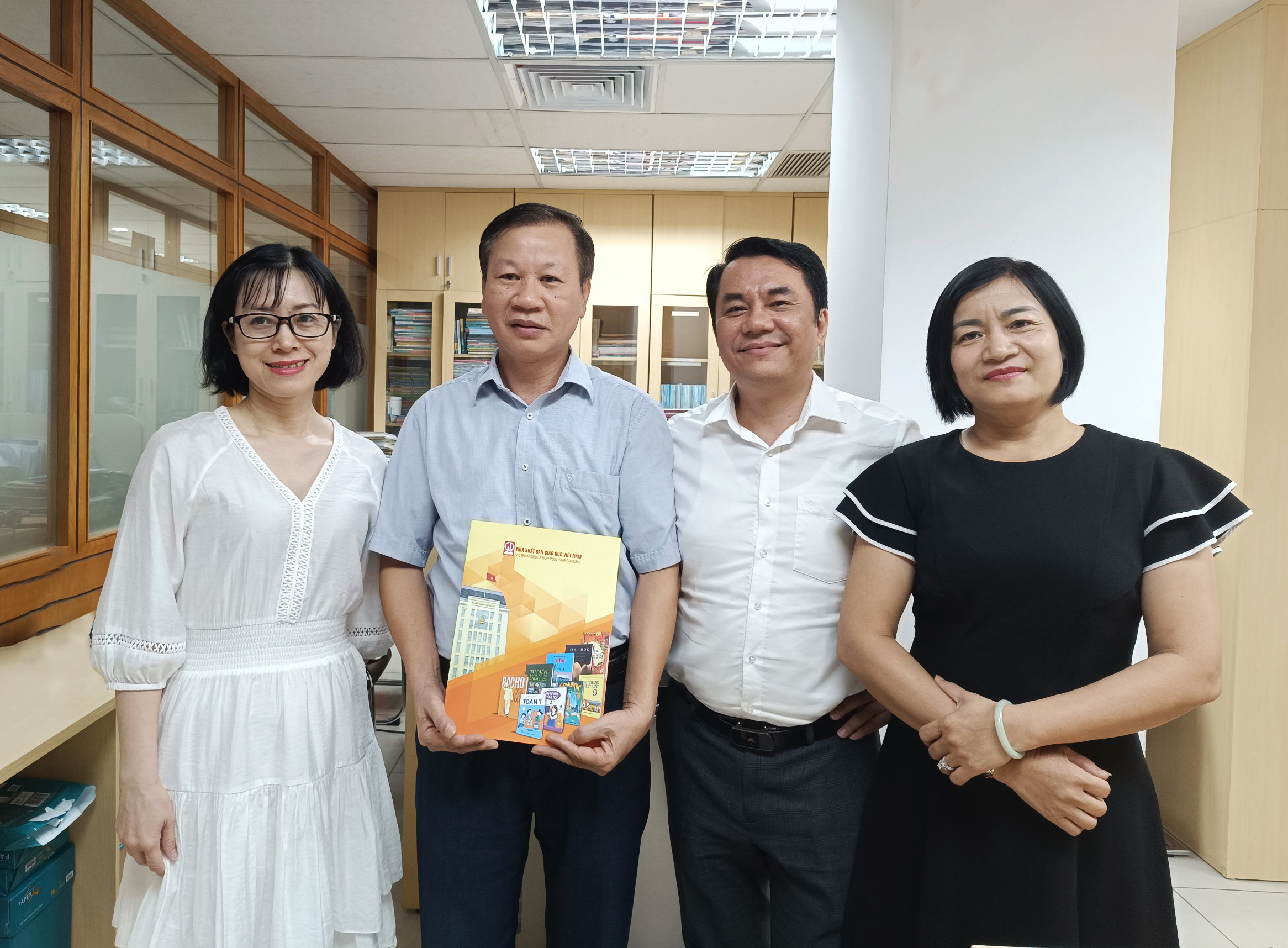 Công đoàn Nhà xuất bản Giáo dục Việt Nam gặp mặt công đoàn viên là con em gia đình thương binh, chính sách