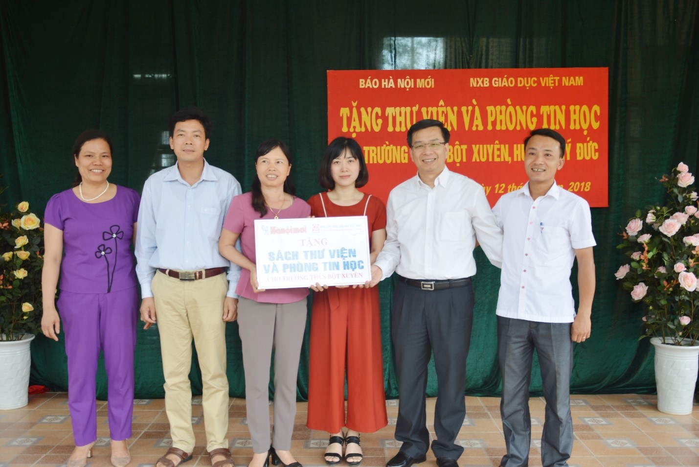 NXB Giáo dục Việt Nam tặng sách tại Trường Trung học cơ sở Bột Xuyên - Mỹ Đức.