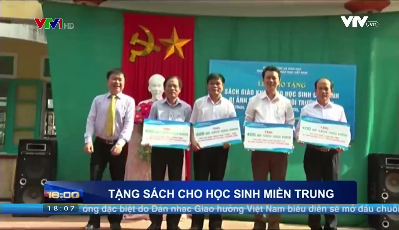 Nhà xuất bản Giáo dục Việt Nam trao tặng 1.600 bộ sách giáo khoa cho học sinh là con ngư dân 4 tỉnh miền trung bị ảnh hưởng sự cố môi trường biển