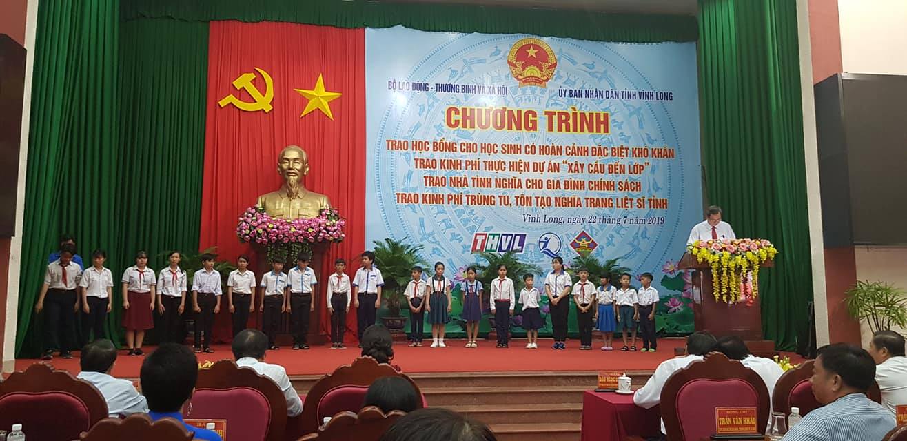 7 NXB Giáo dục Việt Nam trao tặng SGK cho học sinh có hoàn cảnh khó khăn tại Vĩnh Long mới nhất