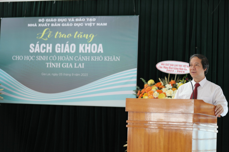 Gia Lai: Nhà xuất bản Giáo dục Việt Nam tặng sách giáo khoa cho học sinh hoàn cảnh khó khăn tổng trị giá trên 6 tỷ đồng