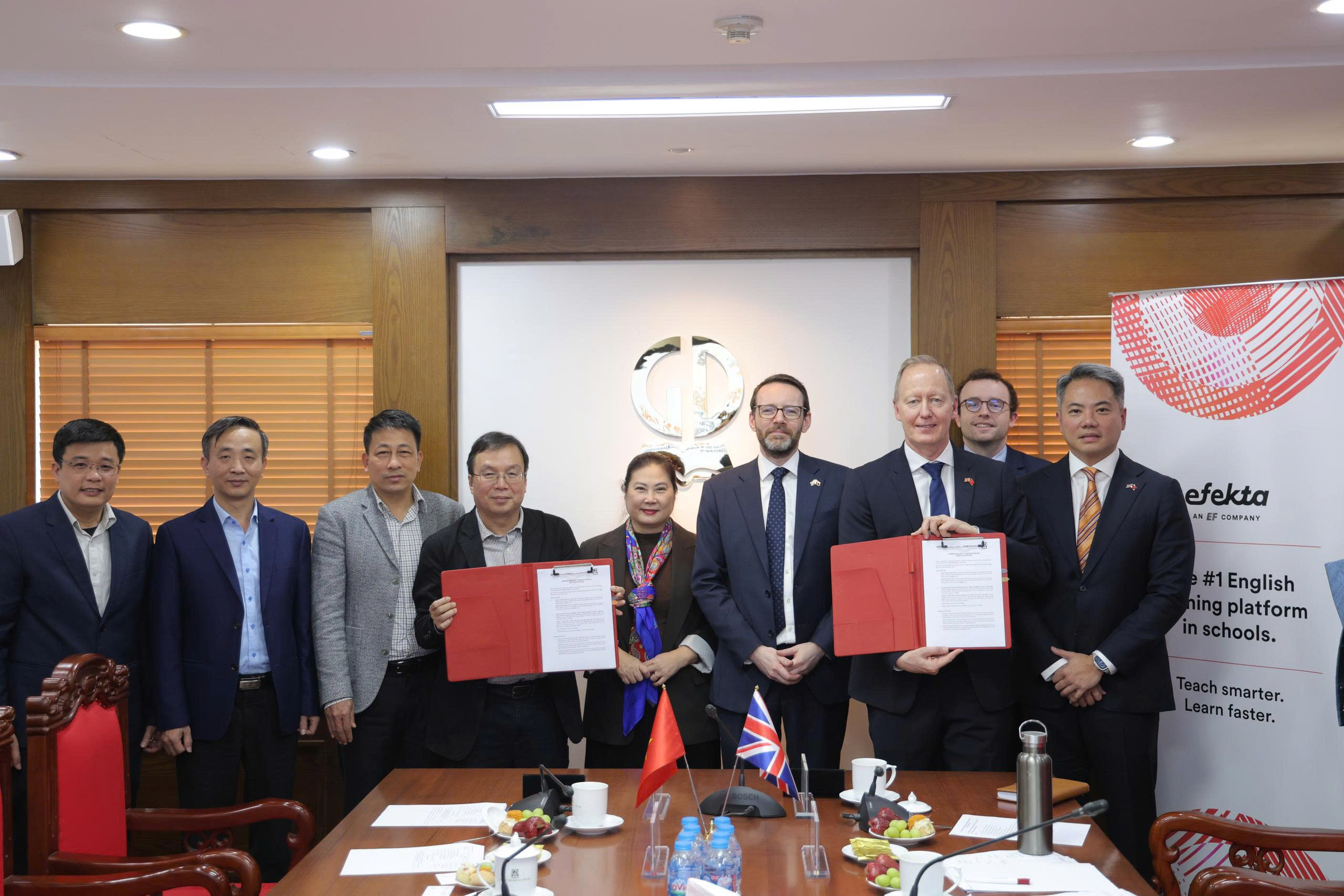 Nhà xuất bản Giáo dục Việt Nam kí Biên bản ghi nhớ hợp tác trong lĩnh vực dạy và học tiếng Anh với Tập đoàn Efekta Education (Vương quốc Anh)