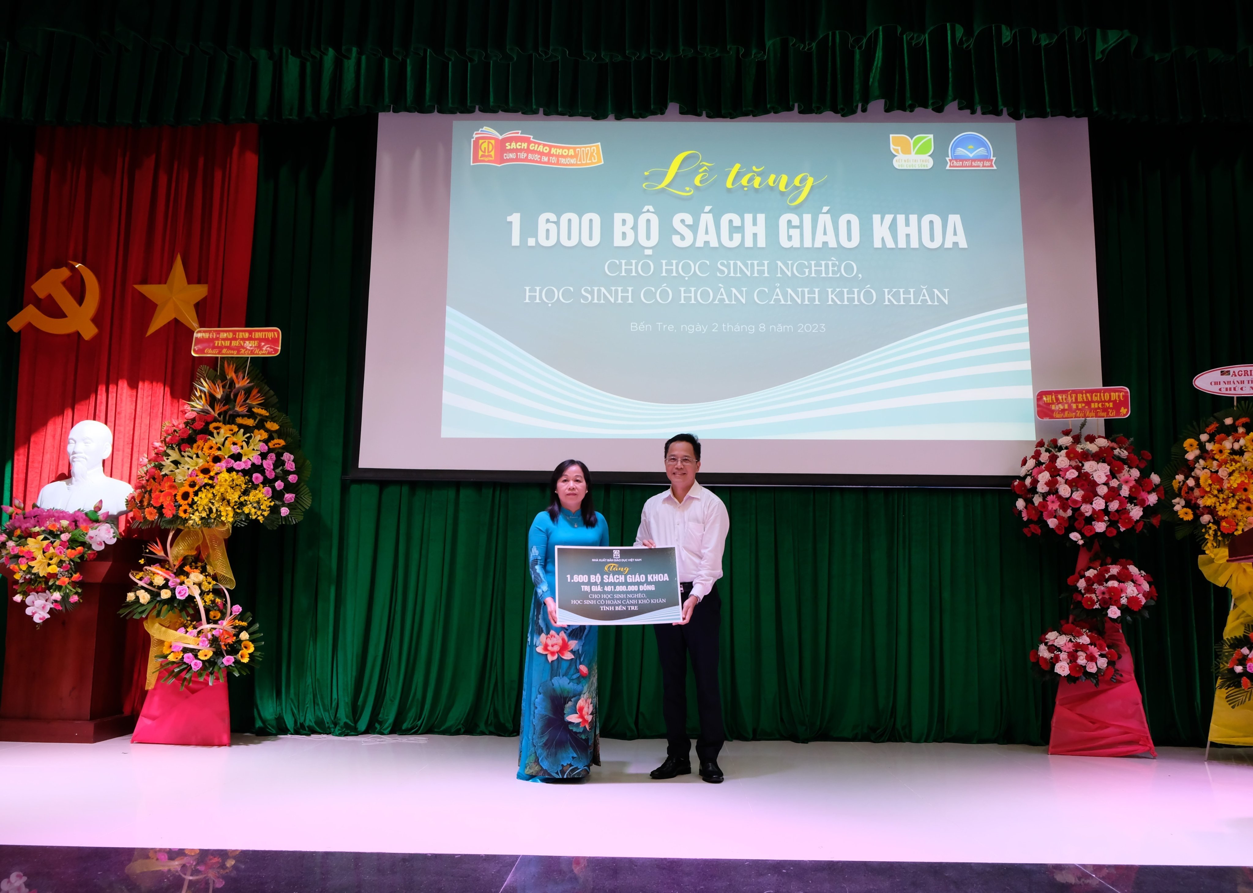 Nhà xuất bản Giáo dục Việt Nam tặng 1.600 bộ sách giáo khoa cho học sinh có hoàn cảnh khó khăn tỉnh Bến Tre