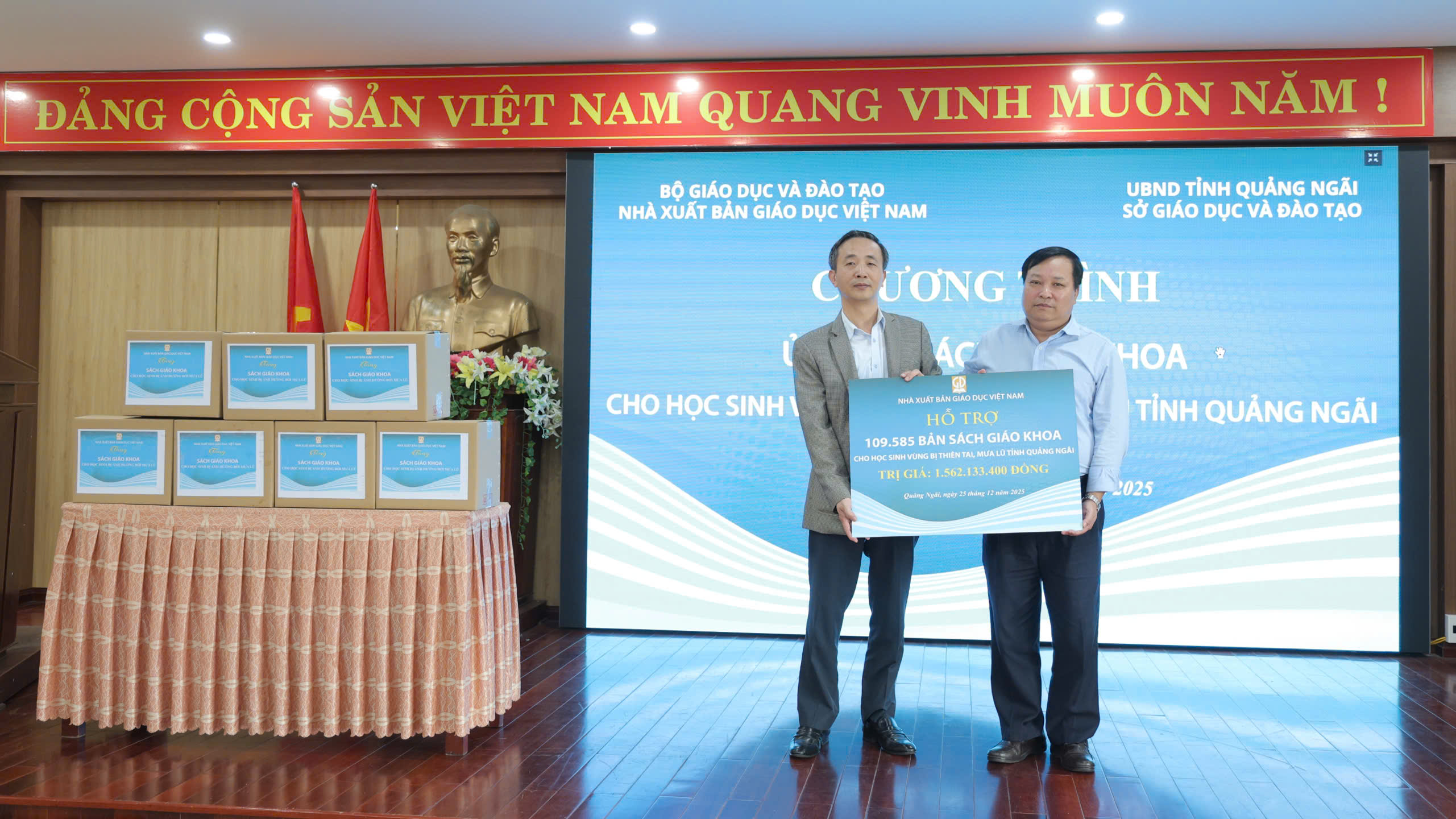 Nhà xuất bản Giáo dục Việt Nam trao tặng gần 110.000 bản sách giáo khoa cho học sinh vùng lũ tỉnh Quảng Ngãi