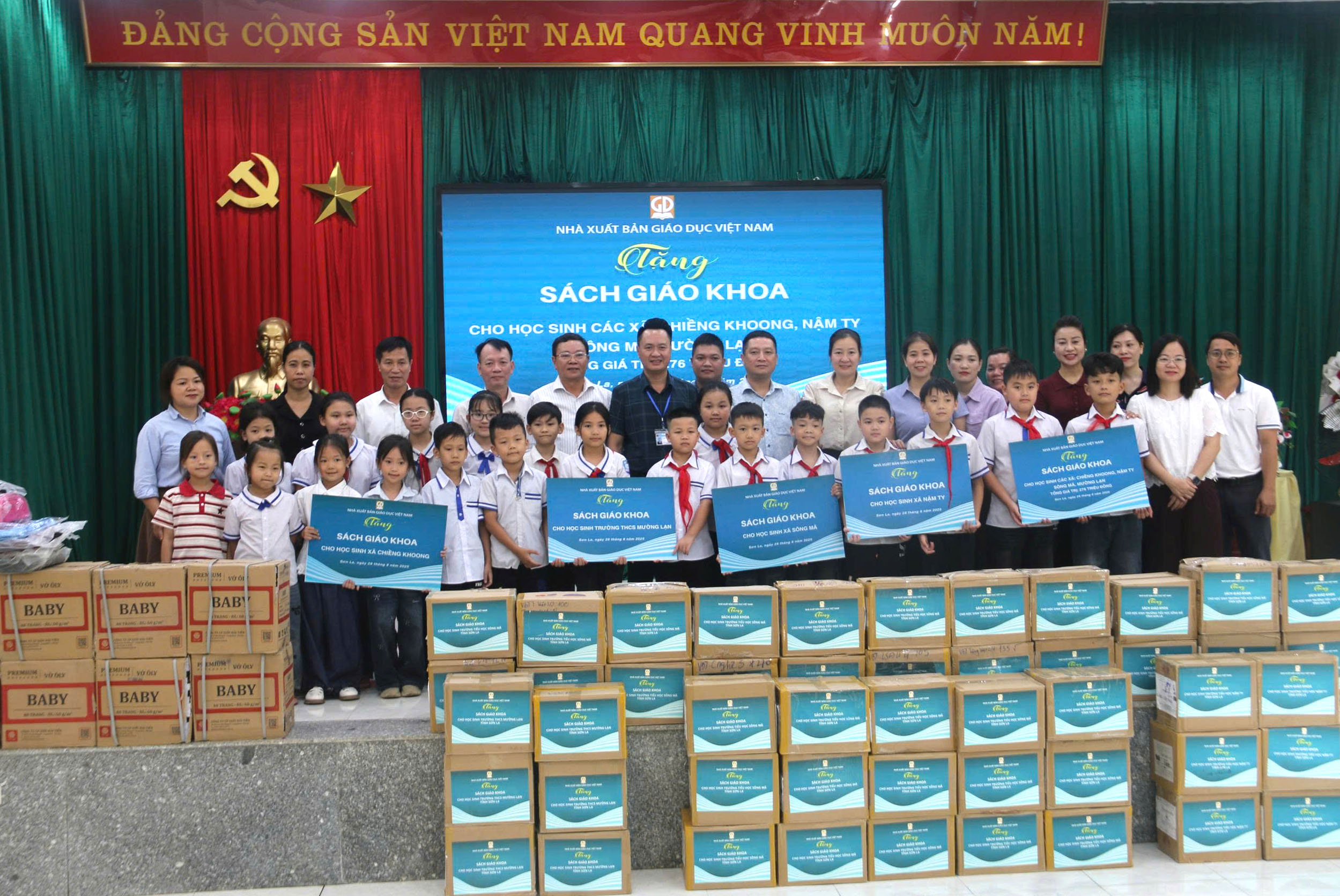 Nhà xuất bản Giáo dục Việt Nam tặng gần 19.000 SGK cho học sinh vùng lũ Sơn La