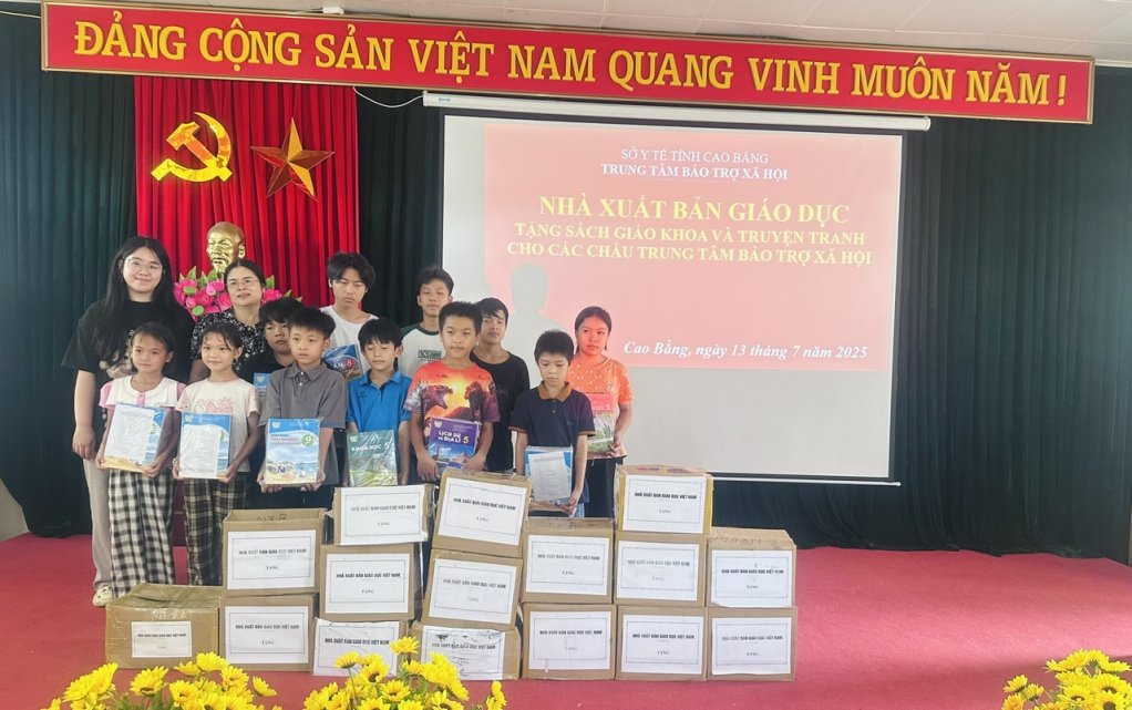 Nhà xuất bản Giáo dục Việt Nam tặng sách giáo khoa và truyện tranh cho Trung tâm Bảo trợ xã hội tỉnh
