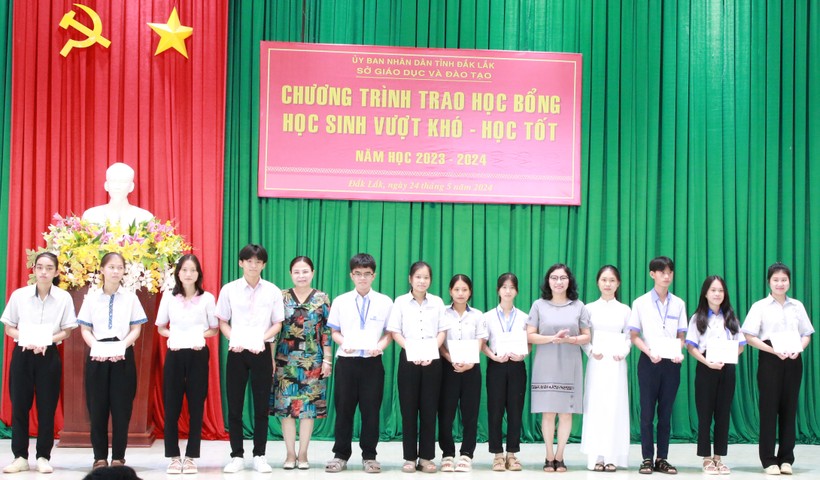 Trao 160 triệu đồng học bổng cho học sinh nghèo vượt khó tỉnh Đắk Lắk