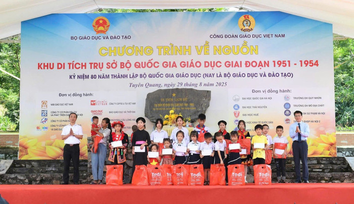 Tặng sách giáo khoa, Nhà xuất bản Giáo dục Việt Nam tiếp thêm cơ hội học tập cho học sinh miền núi