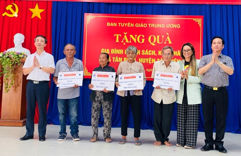 Trao tặng quà và nhà tình nghĩa cho các gia đình chính sách ở Tây Ninh