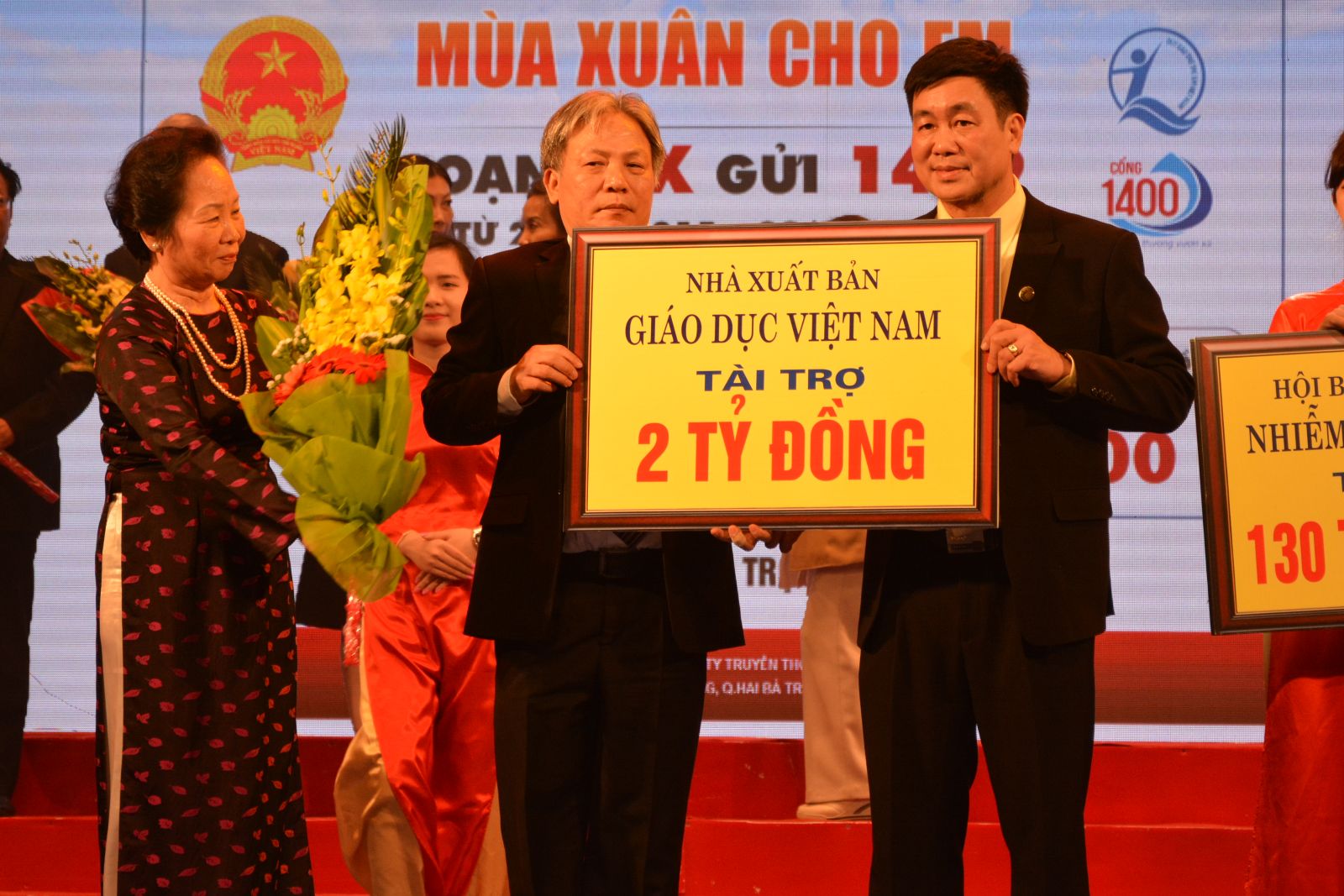 NXB Giáo dục Việt Nam ủng hộ Quỹ bảo trợ trẻ em Việt Nam 2 tỷ đồng