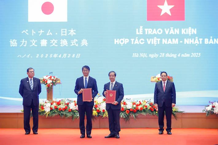 rước sự chứng kiến của Thủ tướng hai nước, Bộ trưởng Bộ Giáo dục và Đào tạo (GDĐT) Việt Nam Nguyễn Kim Sơn và Đại sứ Nhật Bản tại Việt Nam Ito Naoki đã ký kết Thoả thuận khung về việc dạy tiếng Nhật ở trường phổ thông Việt Nam. Ảnh: MOET