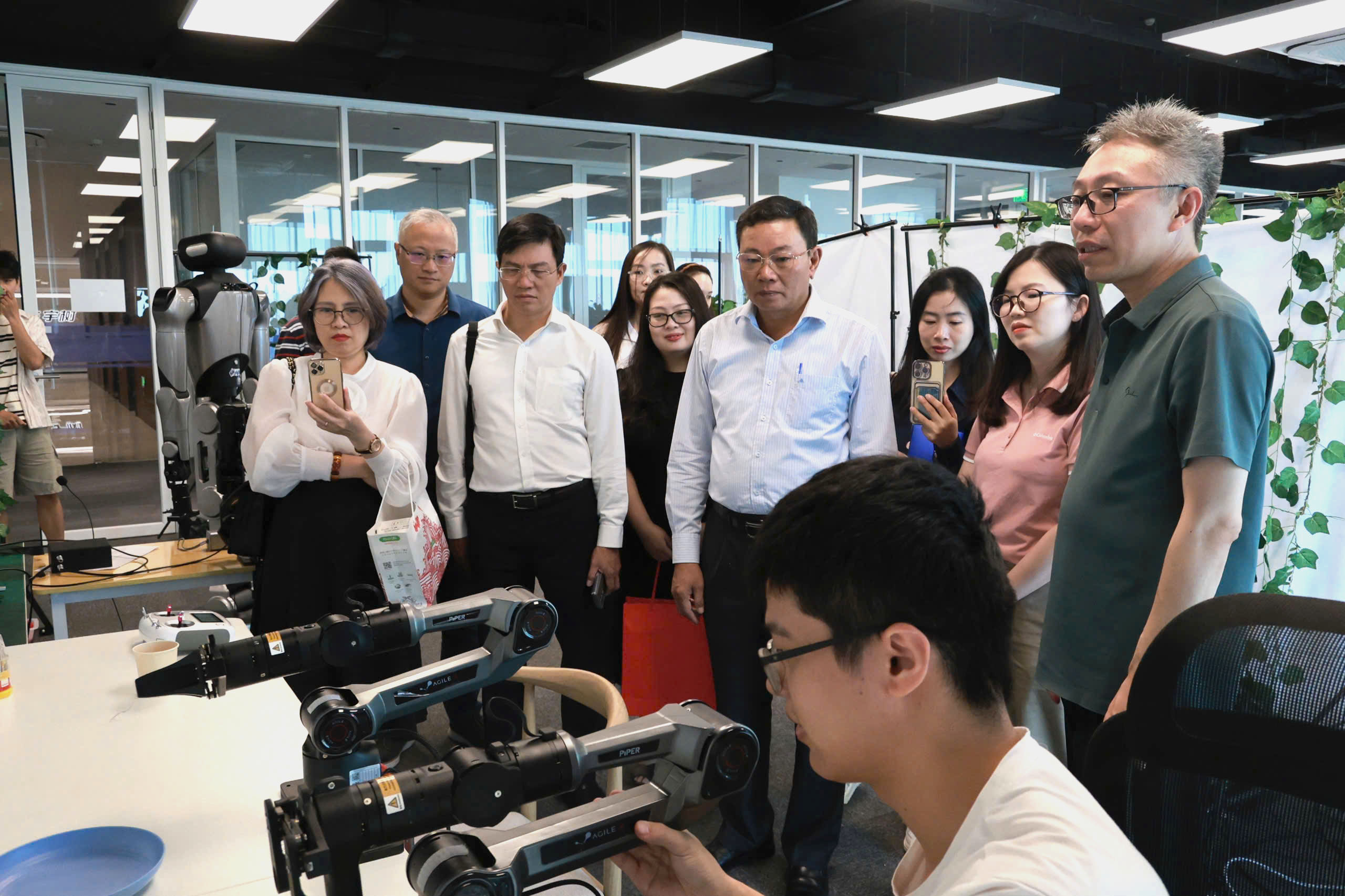 Đoàn công tác Nhà xuất bản Giáo dục Việt Nam học tập, trao đổi kinh nghiệm  về giáo dục số tại Trung Quốc