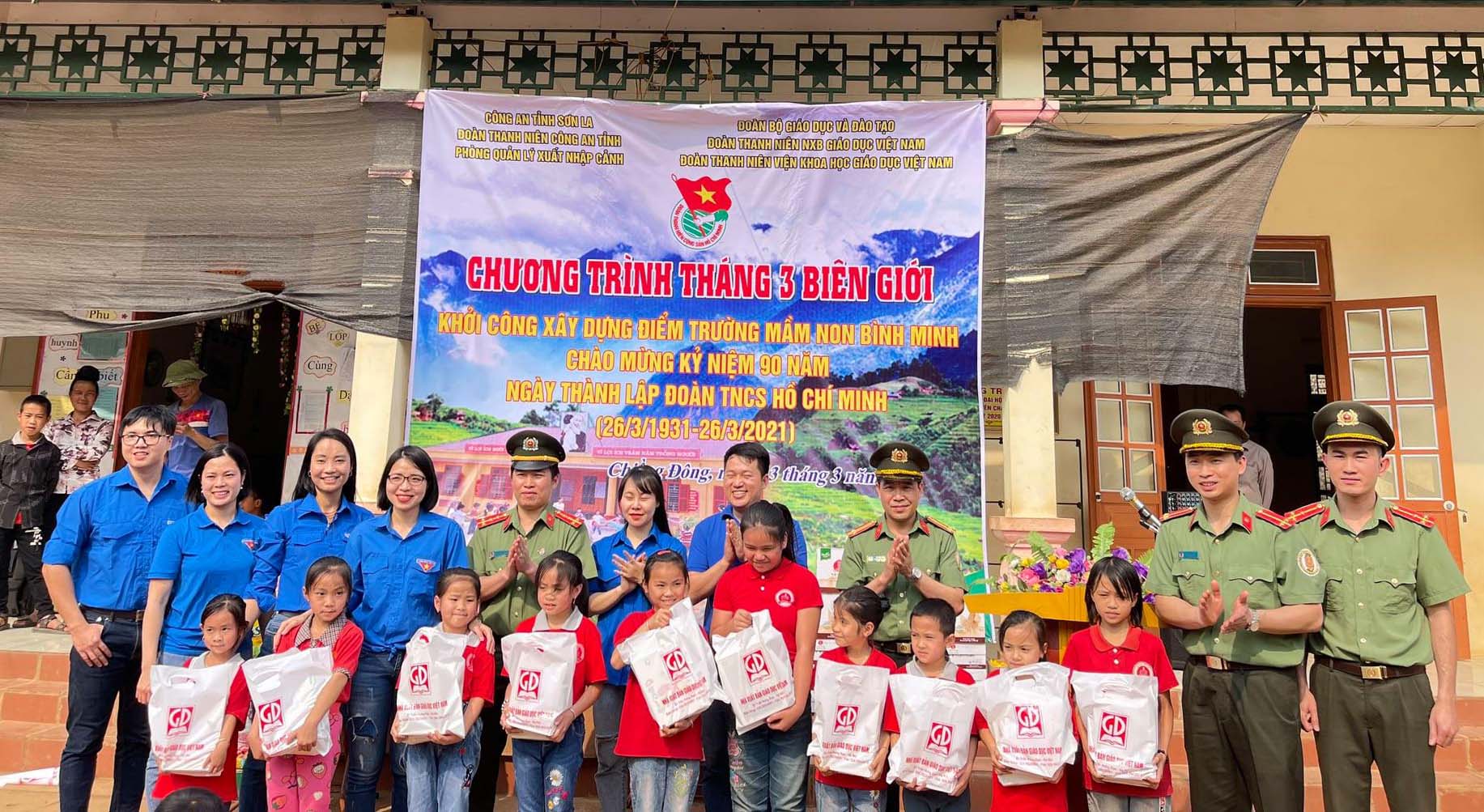 Đoàn thanh niên NXBGD Việt Nam tham gia các hoạt động chào mừng kỉ niệm 90 năm ngày thành lập Đoàn TNCS Hồ Chí Minh