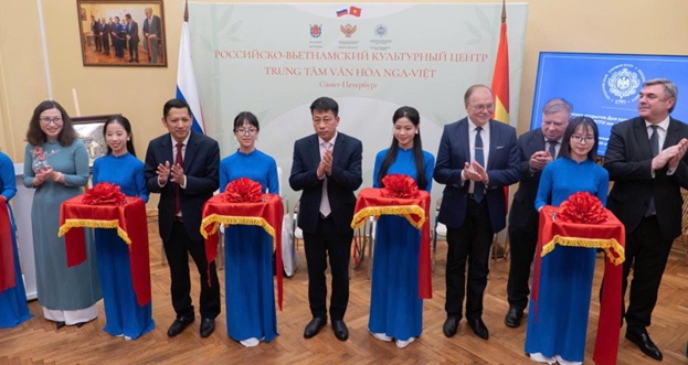 NHÀ XUẤT BẢN GIÁO DỤC VIỆT NAM TRAO TẶNG “TỦ SÁCH TIẾNG VIỆT” TẠI LIÊN BANG NGA: LAN TOẢ TRI THỨC VIỆT TRÊN TRƯỜNG QUỐC TẾ