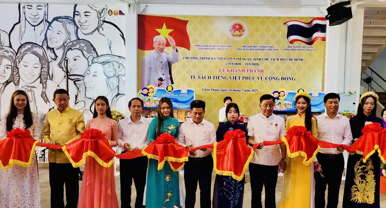 Nhà xuất bản Giáo dục Việt Nam trao tặng Tủ sách Tiếng Việt: Góp sức vun đắp tình yêu tiếng mẹ đẻ nơi kiều bào Thái Lan