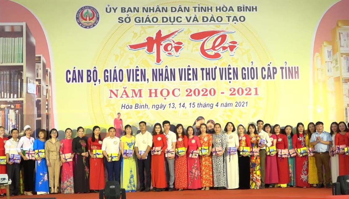 Nhà xuất bản Giáo dục Việt Nam tặng quà tại Hội thi cán bộ, giáo viên, nhân viên thư viện giỏi tỉnh Hoà Bình 