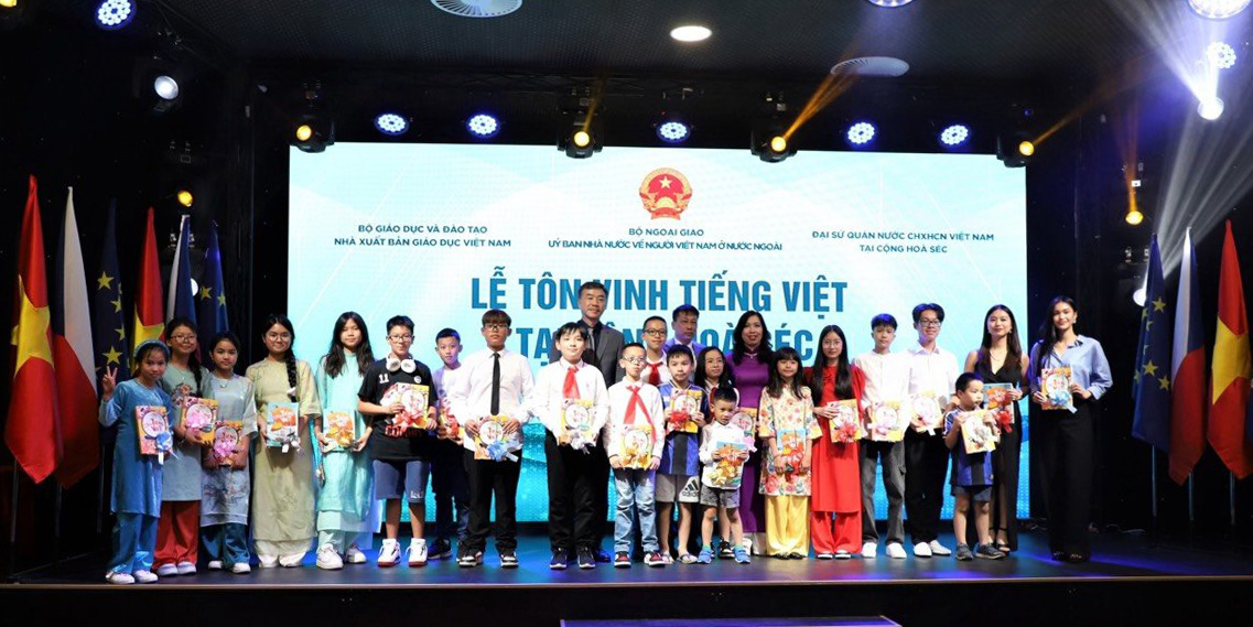 Khai trương Tủ sách Tiếng Việt phục vụ cộng đồng người Việt Nam  tại Cộng hoà Séc