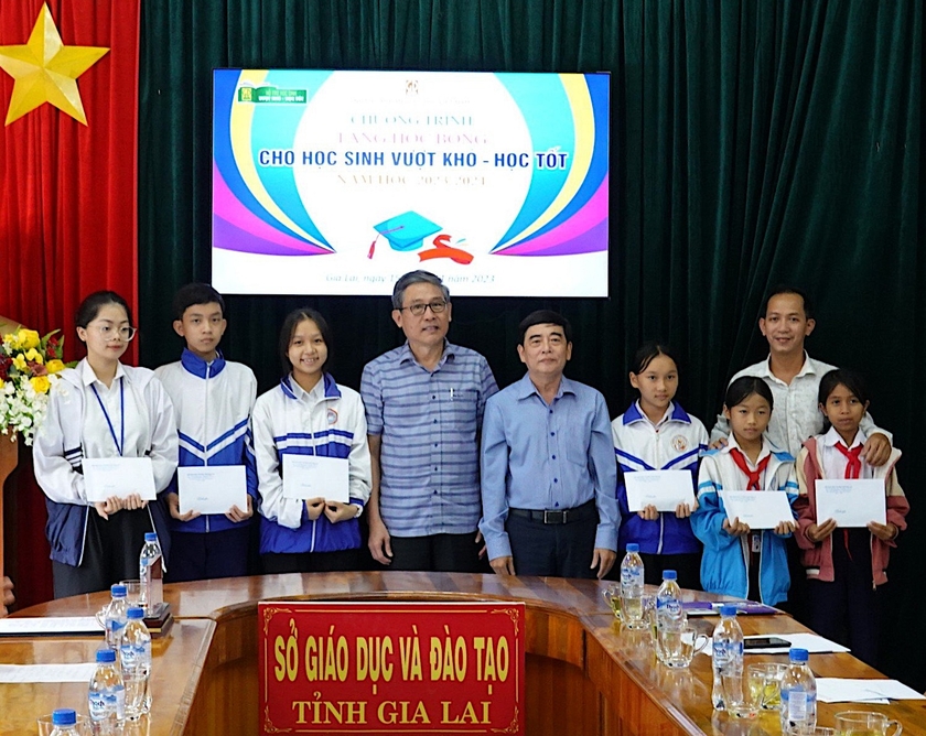 Gia Lai: 128 học sinh được nhận học bổng của Nhà xuất bản Giáo dục Việt Nam