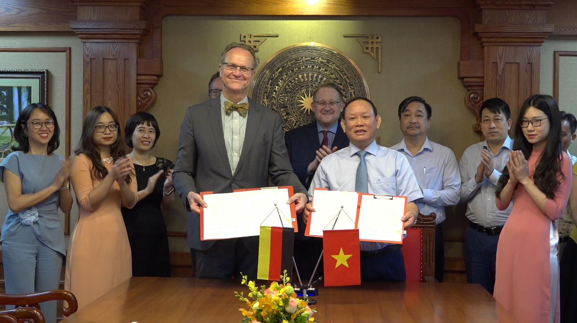 Lễ ký kết hợp tác biên soạn sách giáo khoa tiếng Đức giữa NXB Giáo dục Việt Nam và Viện Goethe Hà Nội