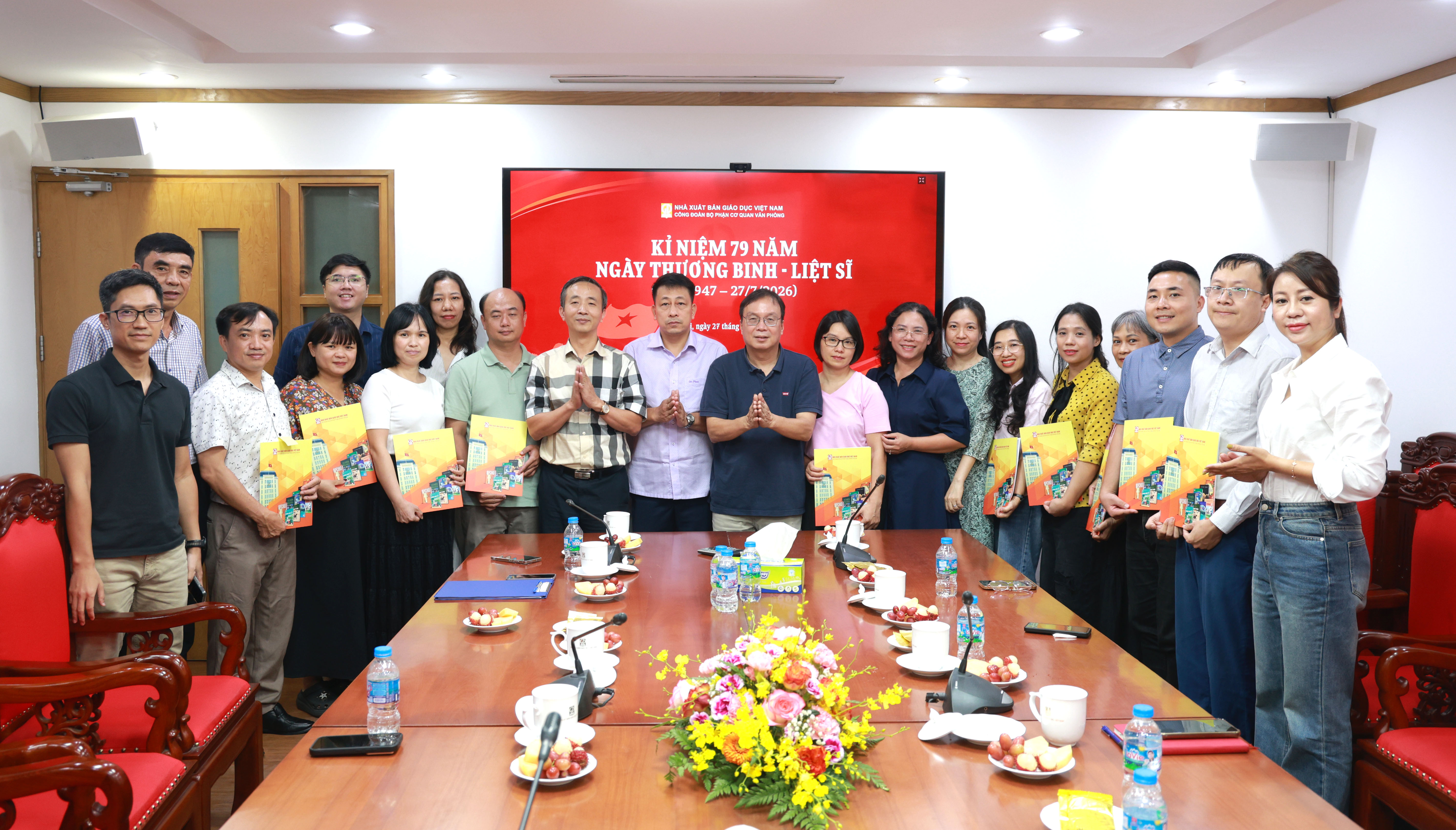 Cơ quan Văn phòng Nhà xuất bản Giáo dục Việt Nam gặp mặt tri ân cán bộ, người lao động là con thương binh, liệt sĩ, gia đình có công với cách mạng
