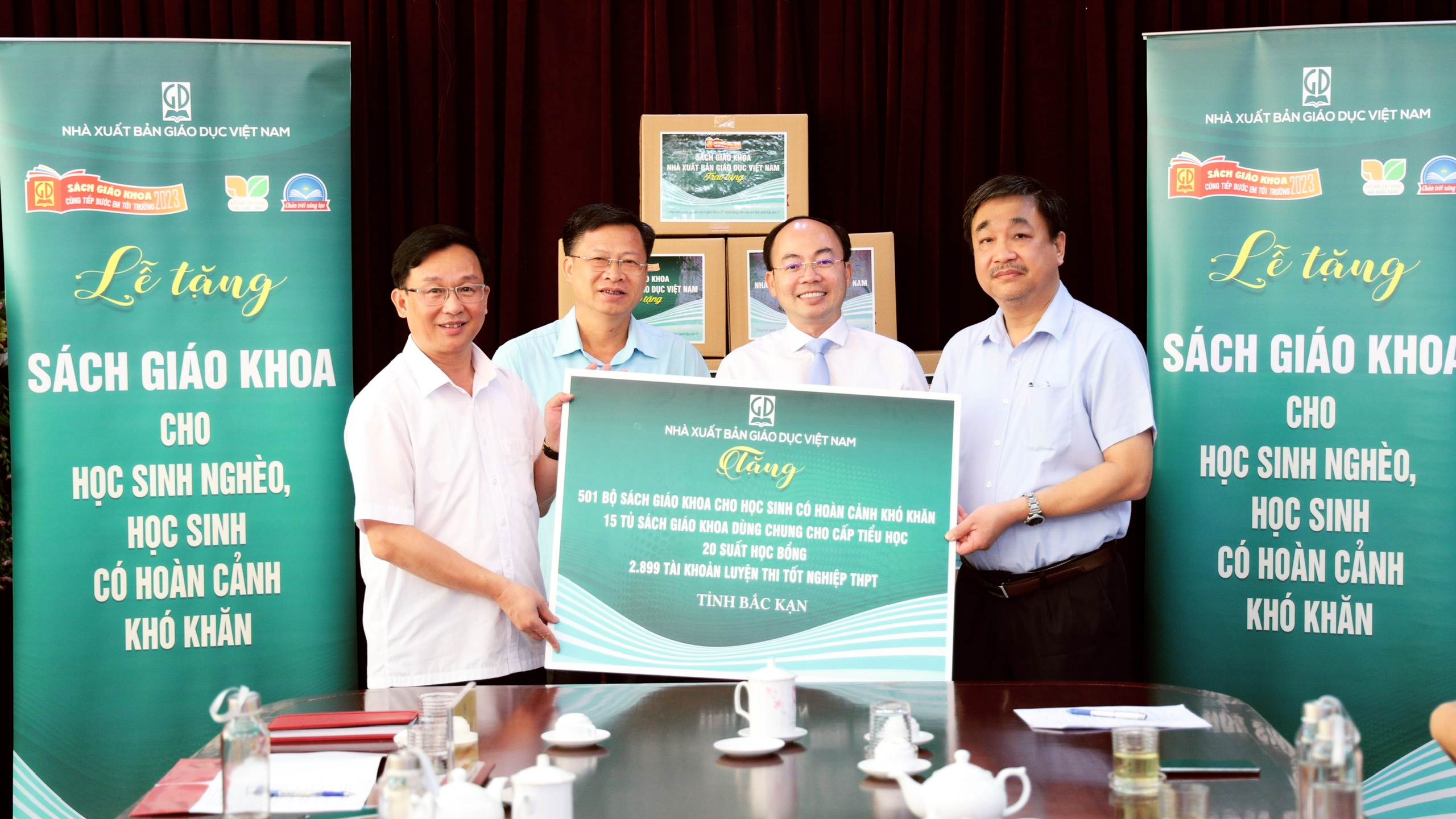 Nhà xuất bản Giáo dục Việt Nam trao  tặng sách cho học sinh  và các thư viện trường học tỉnh Bắc Kạn