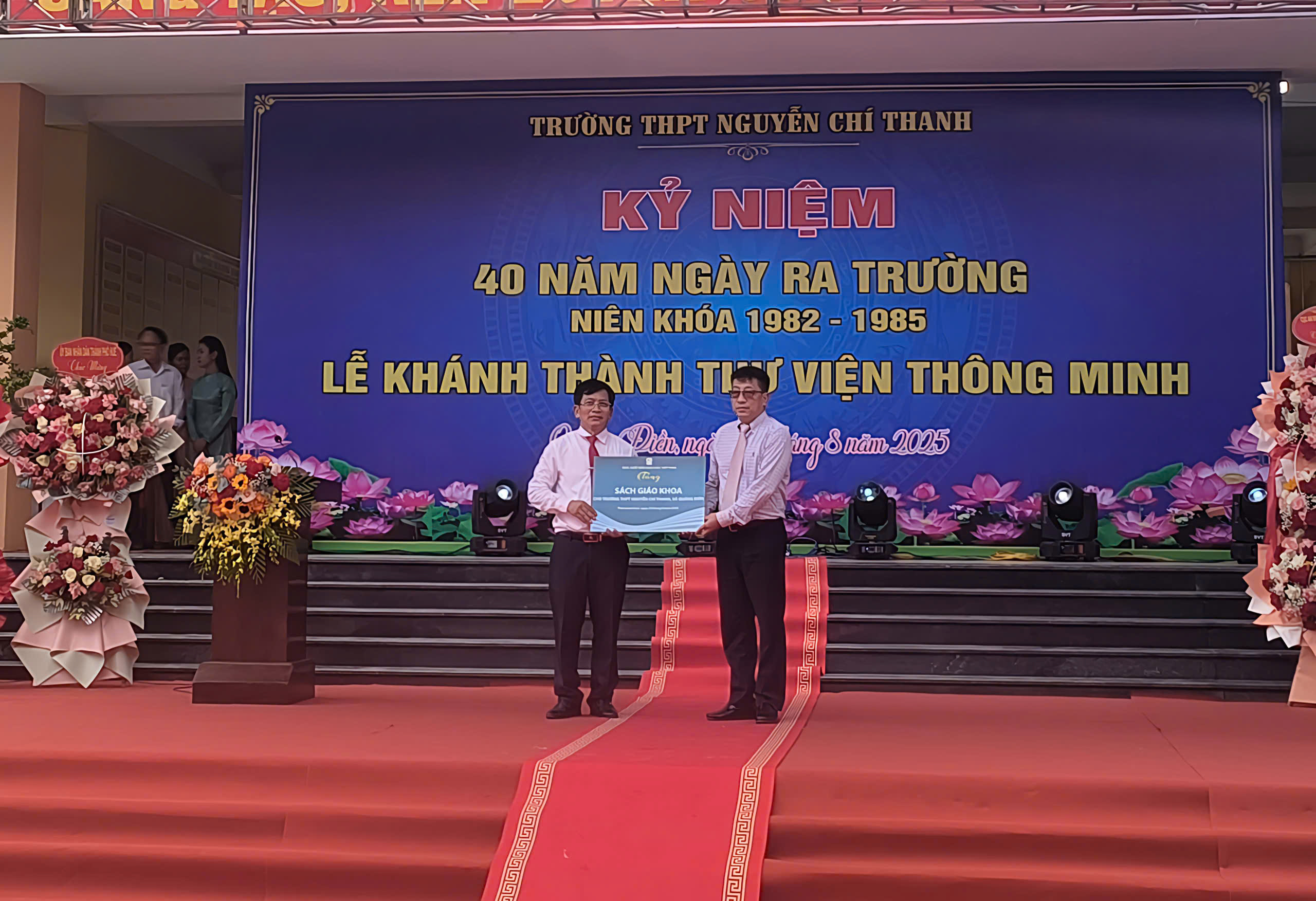 NXB Giáo dục Việt Nam tặng sách cho thư viện thông minh trường THPT Nguyễn Chí Thanh