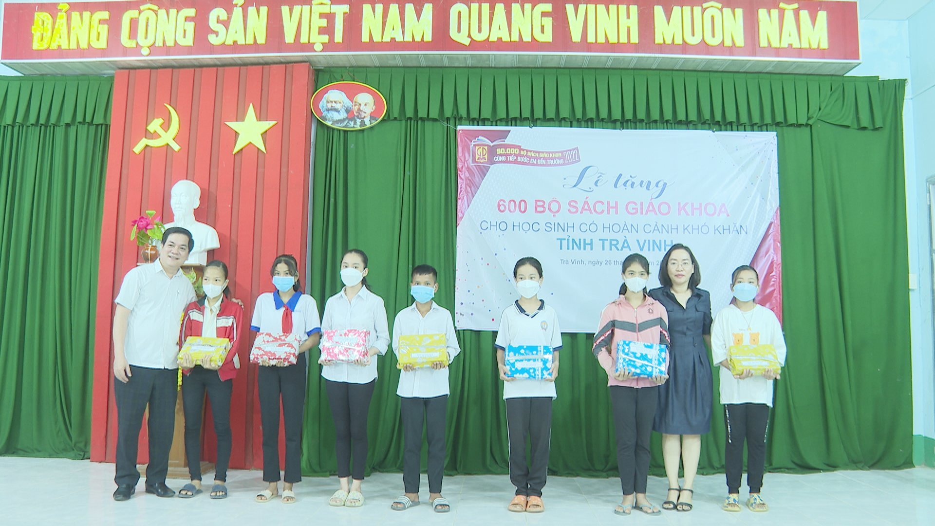 Nhà xuất bản Giáo dục Việt Nam tặng 50.000 bộ sách giáo khoa theo CTGDPT 2018 cho học sinh có hoàn cảnh khó khăn  