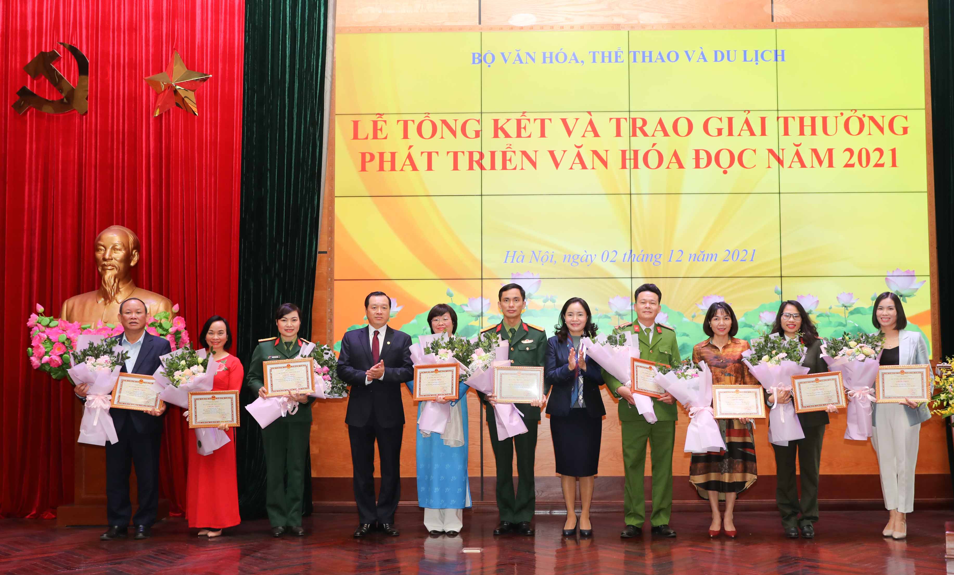Ông Nguyễn Đức Thái – Chủ tịch HĐTV NXBGDVN nhận Giải thưởng Phát triển Văn hóa đọc năm 2021
