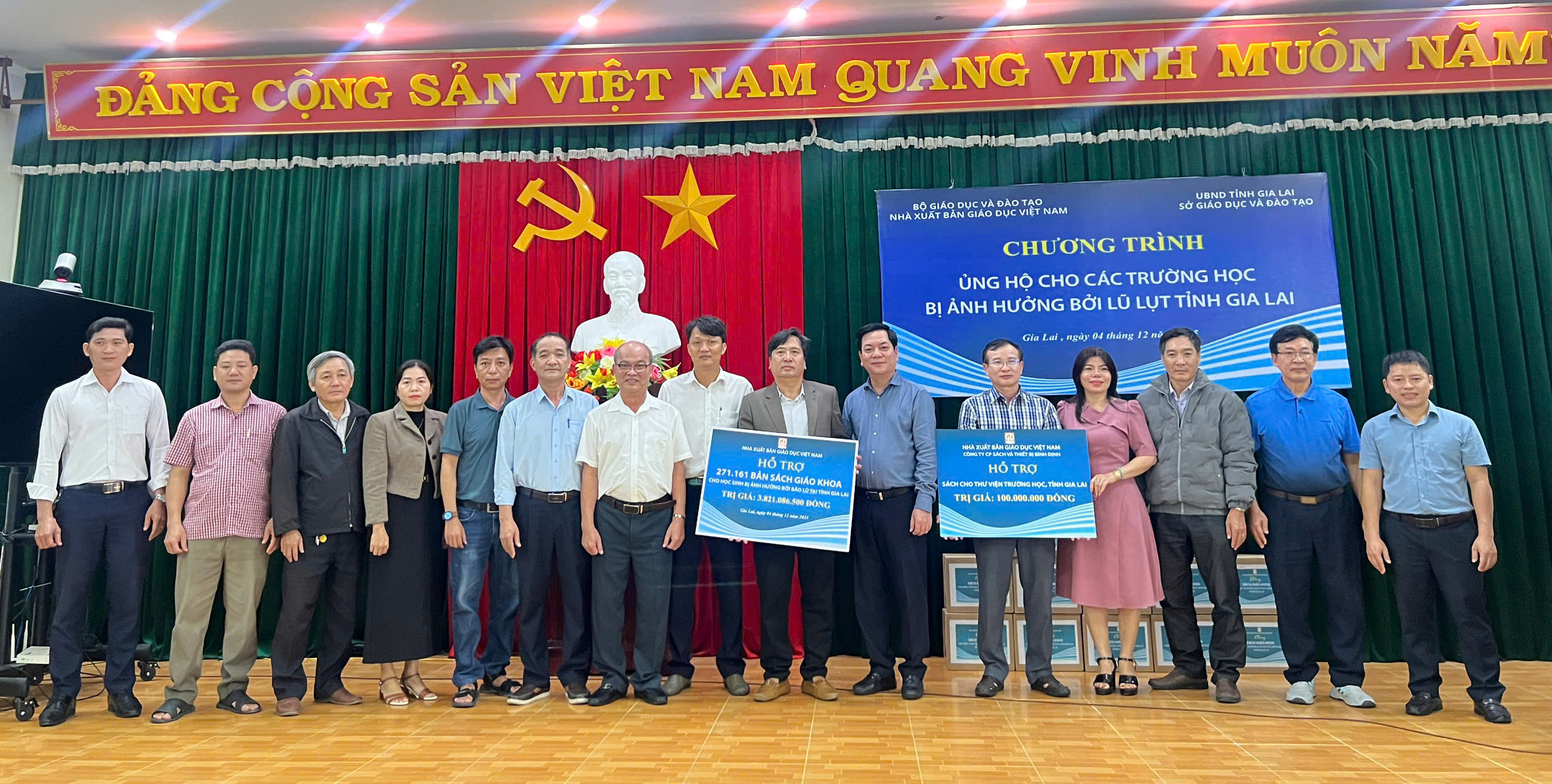 Nhà xuất bản Giáo dục Việt Nam trao tặng sách giáo khoa cho học sinh vùng lũ tỉnh Gia Lai