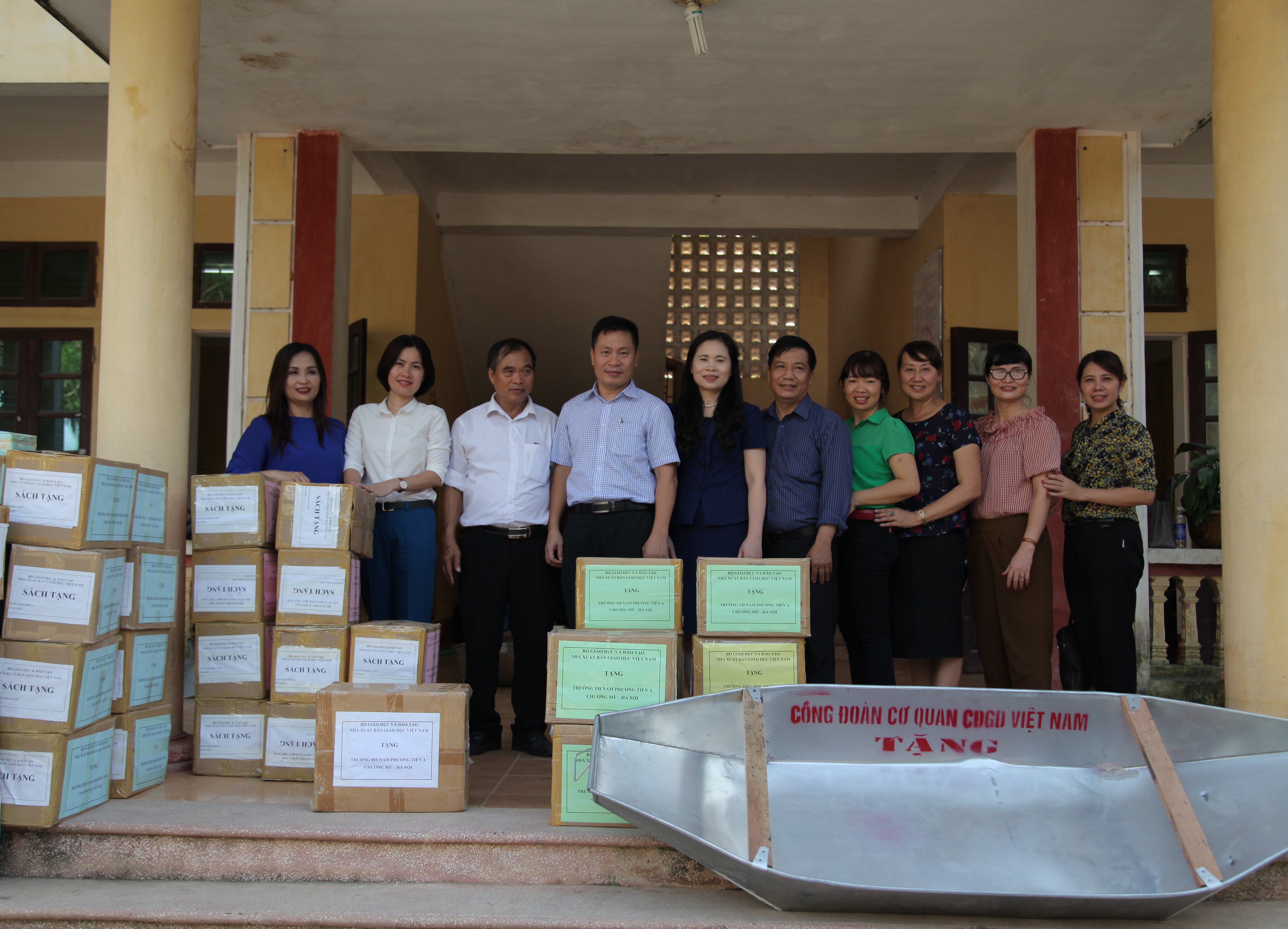 Nhà xuất bản Giáo dục Việt Nam tặng sách tại huyện Chương Mỹ