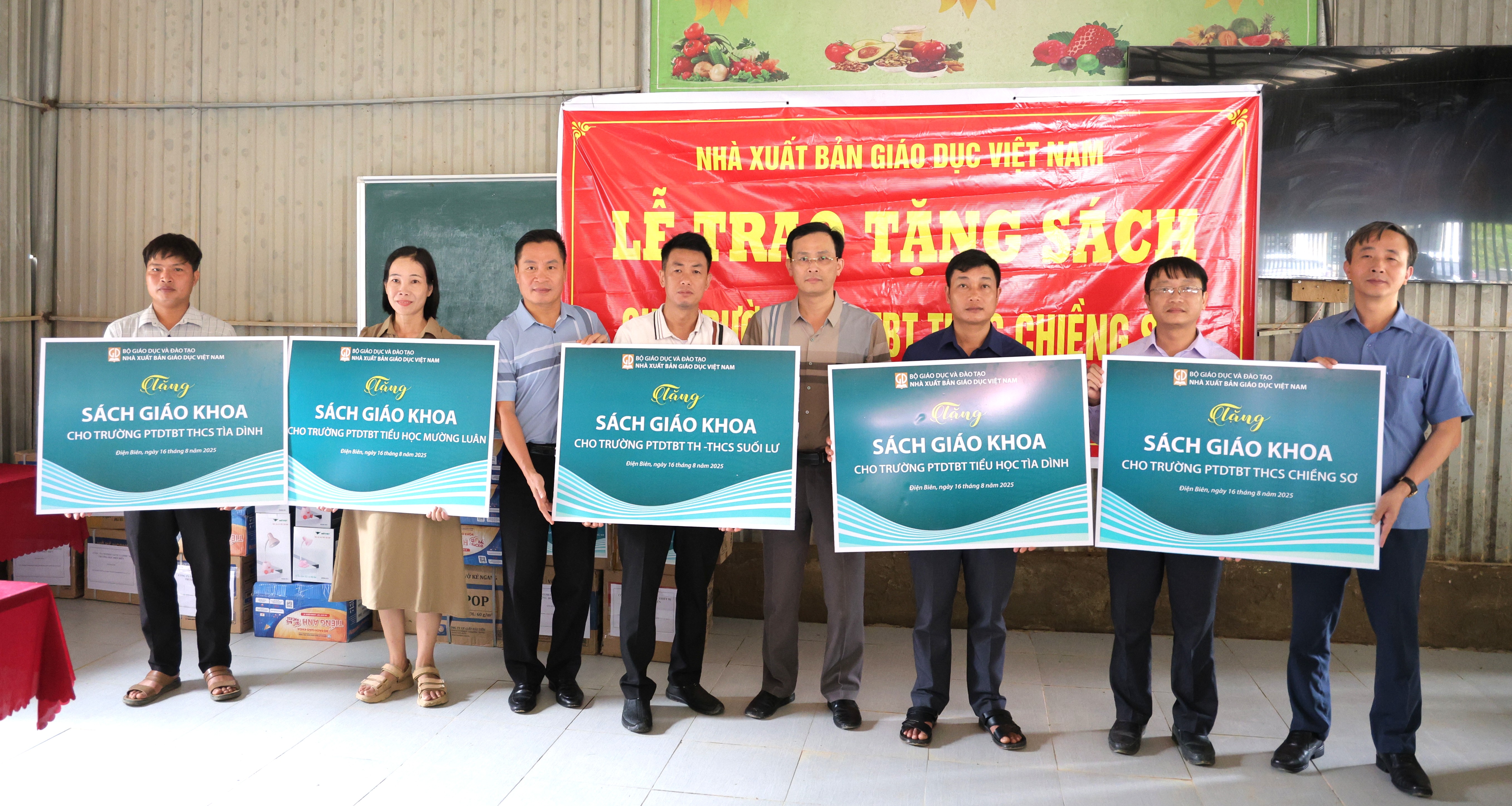 Nhà xuất bản Giáo dục Việt Nam kịp thời hỗ trợ sách giáo khoa cho học sinh các vùng lũ tỉnh Điện Biên