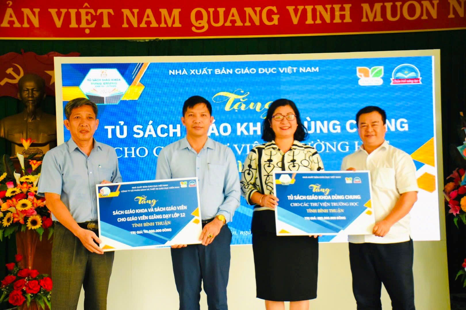 Nhà xuất bản Giáo dục Việt Nam: Trao tặng tỉnh Bình Thuận 30 tủ sách giáo khoa và sách giáo viên