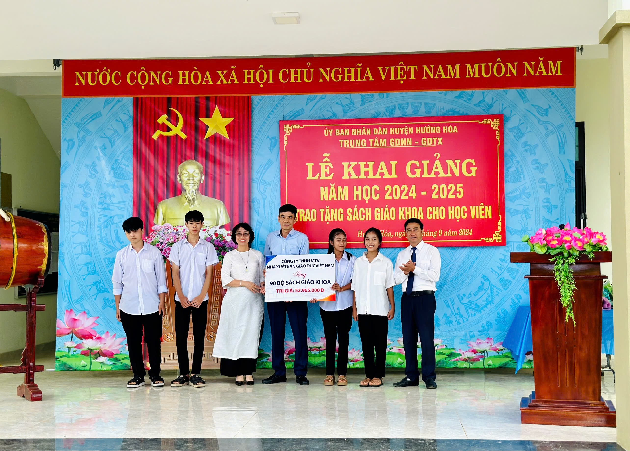 NXB Giáo dục Việt Nam trao tặng sách cho Trung tâm Giáo dục nghề nghiệp - Giáo dục thường xuyên Hướng Hoá, tỉnh Quảng Trị