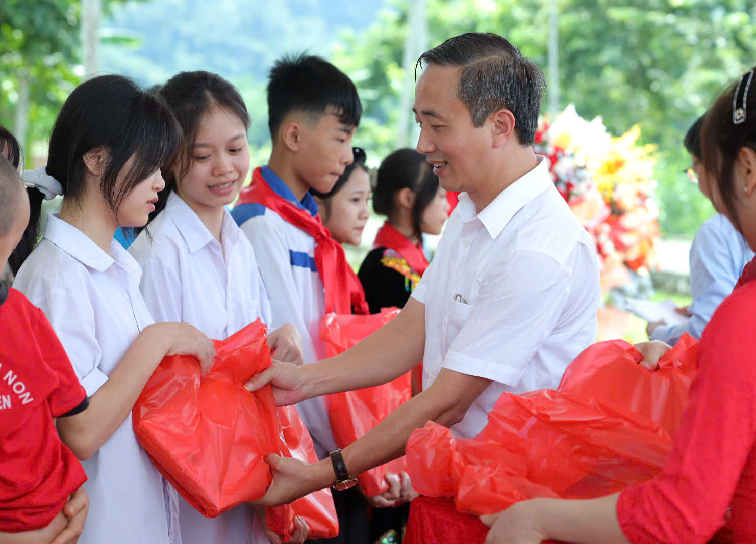 Nhà xuất bản Giáo dục Việt Nam tăng cường tặng sách cho học sinh các vùng khó khăn trước thềm  khai giảng năm học mới