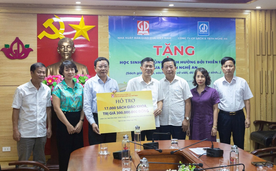 Sách giáo khoa của nhà xuất bản giáo dục Việt Nam kịp thời  đến với học sinh vùng lũ tỉnh Nghệ An trong ngày khai giảng