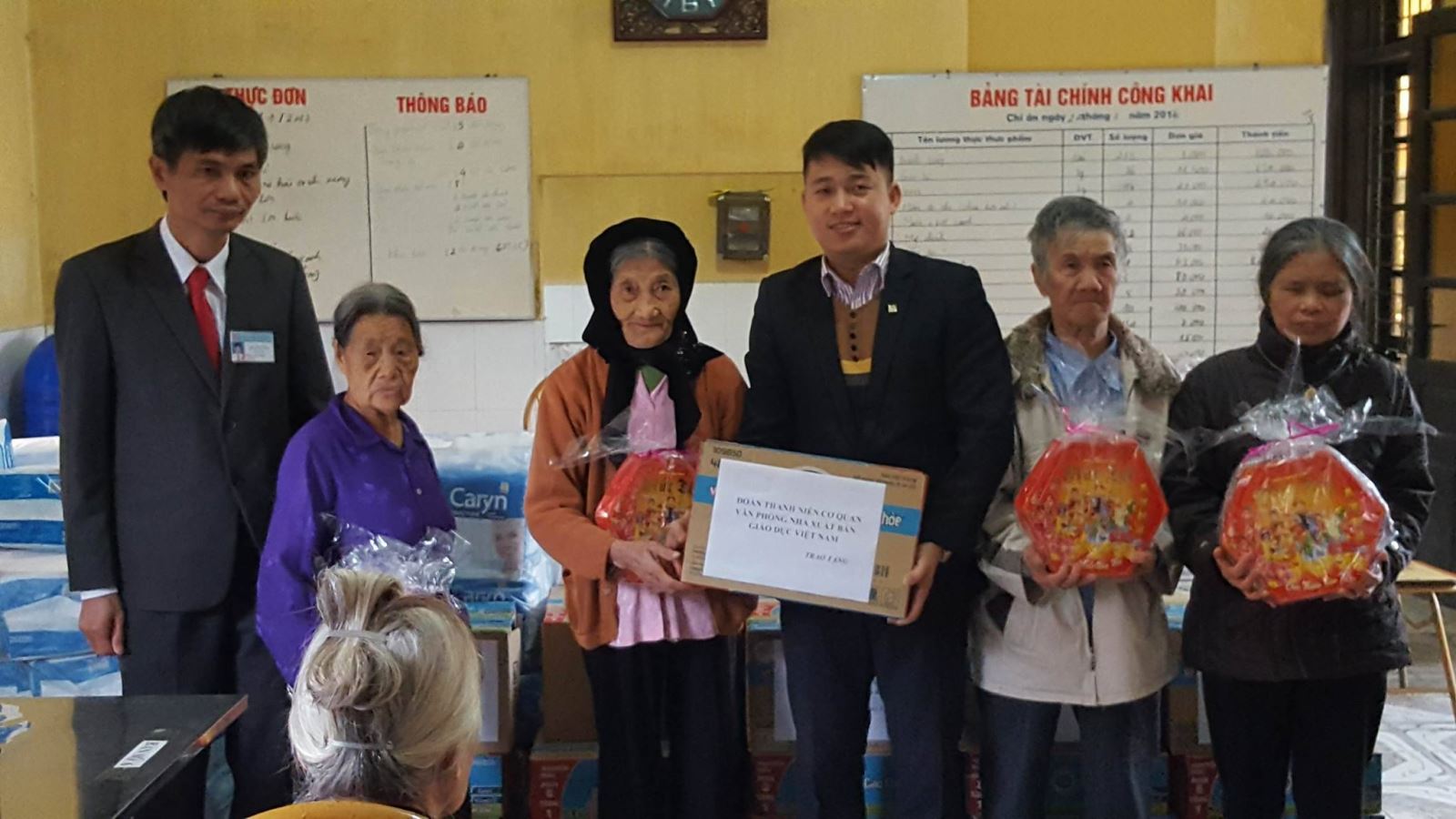 Đoàn Thanh niên cộng sản Hồ Chí Minh  NXBGDVN trao quà cho những người có hoàn cảnh khó khăn dịp Tết Đinh Dậu 2017