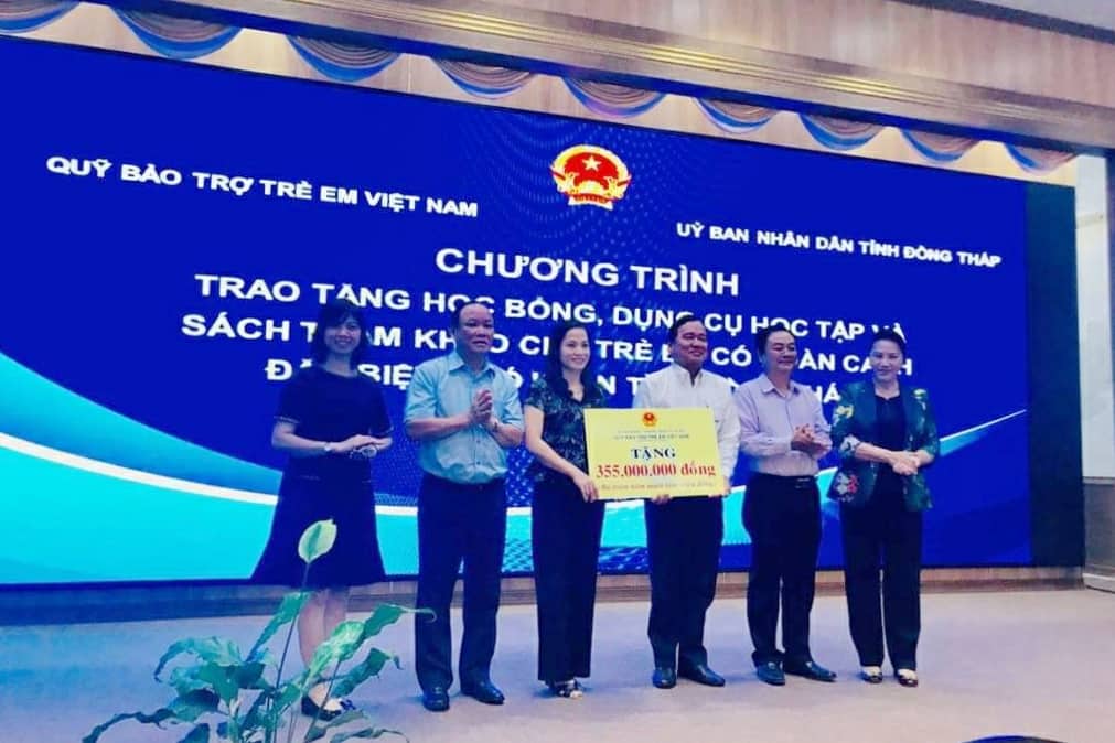 NXB Giáo dục Việt Nam trao học bổng, sách và quà tặng cho trẻ em có hoàn cảnh khó khăn tại tỉnh Đồng Tháp