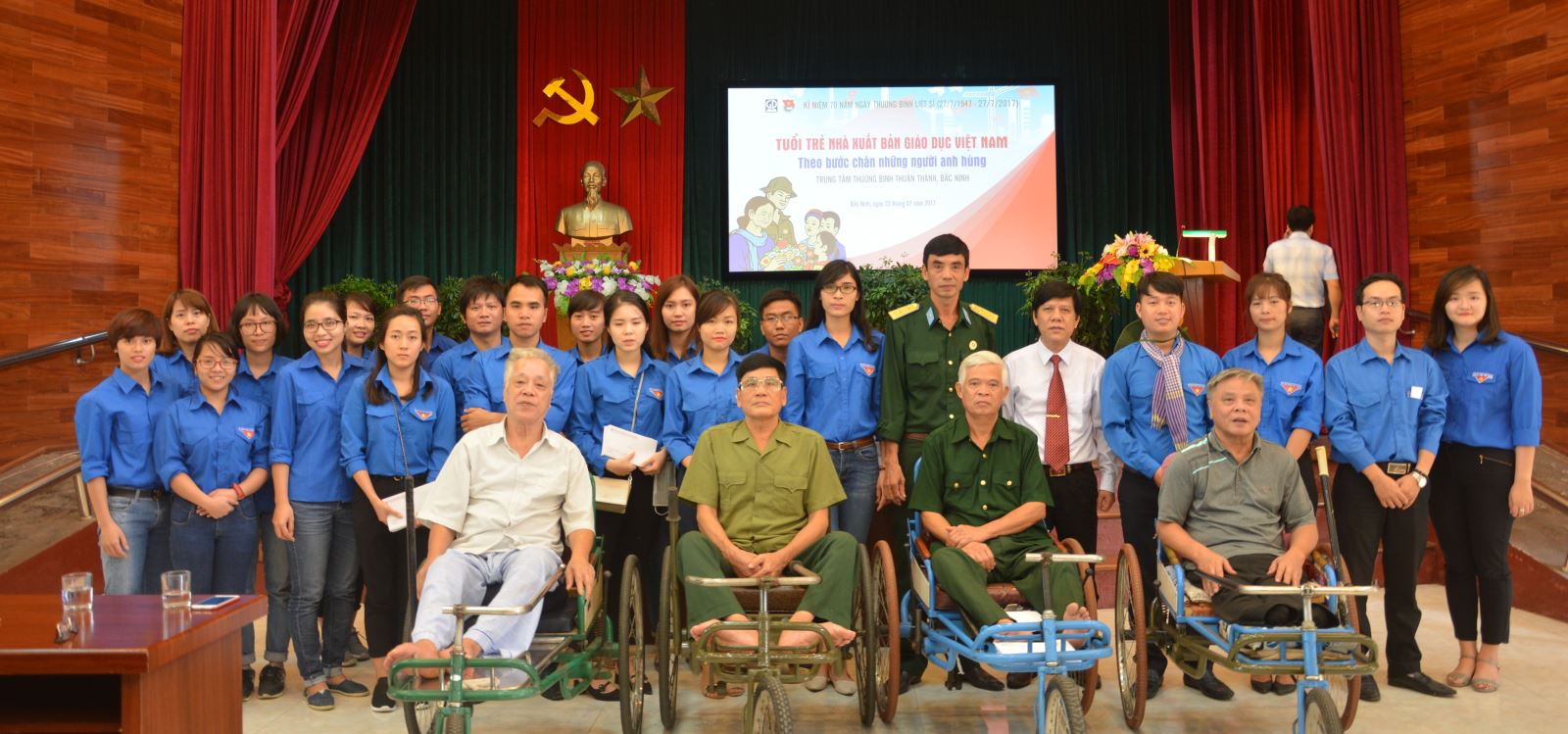 Hoạt động đền ơn đáp nghĩa của Nxb Giáo dục Việt Nam nhân kỷ niệm 70 năm ngày thương binh liệt sĩ