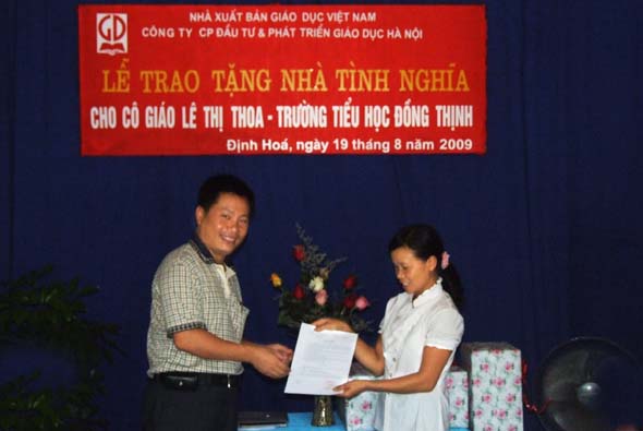 Công ty cổ phần Đầu tư và Phát triển giáo dục Hà Nội tặng nhà tình nghĩa tại Thái Nguyên