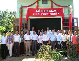 Công ty CP Sách Giáo dục tại TP. Hà Nội trao tặng Nhà tình nghĩa tại Hoà Bình