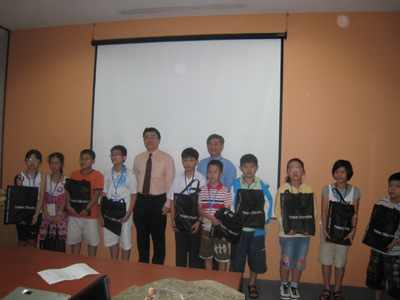 Đoàn học sinh đoạt giải Vàng Olympic tiếng Anh Tiểu học 2009 tham quan học tập tại Singapore