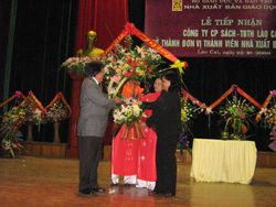 Lễ tiếp nhận Công ty CP Sách và Thiết bị trường học Lào Cai trở thành đơn vị thành viên của Nhà xuất bản Giáo dục