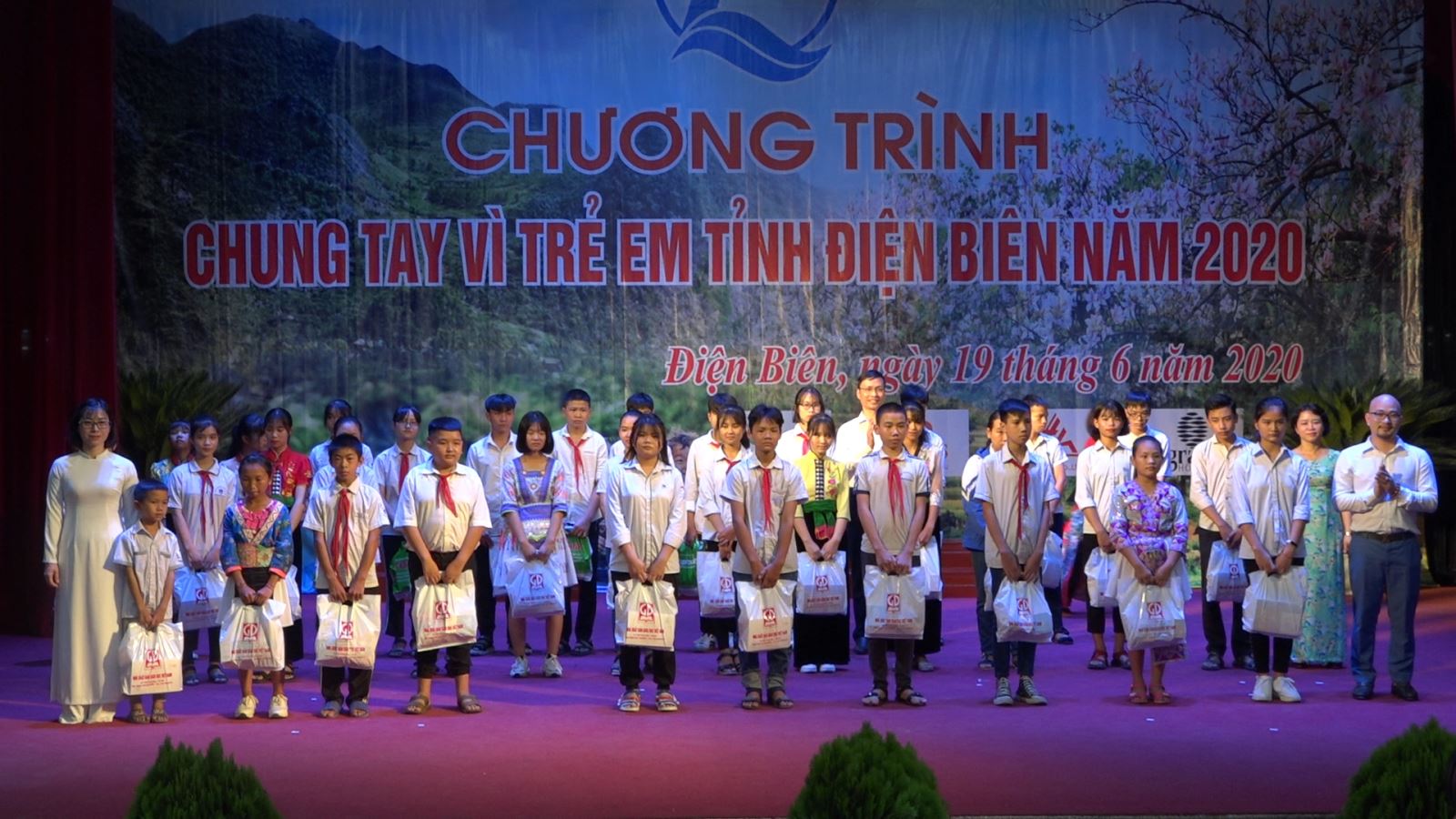 NXB Giáo dục Việt Nam trao tặng sách giáo khoa tại tỉnh Điện Biên