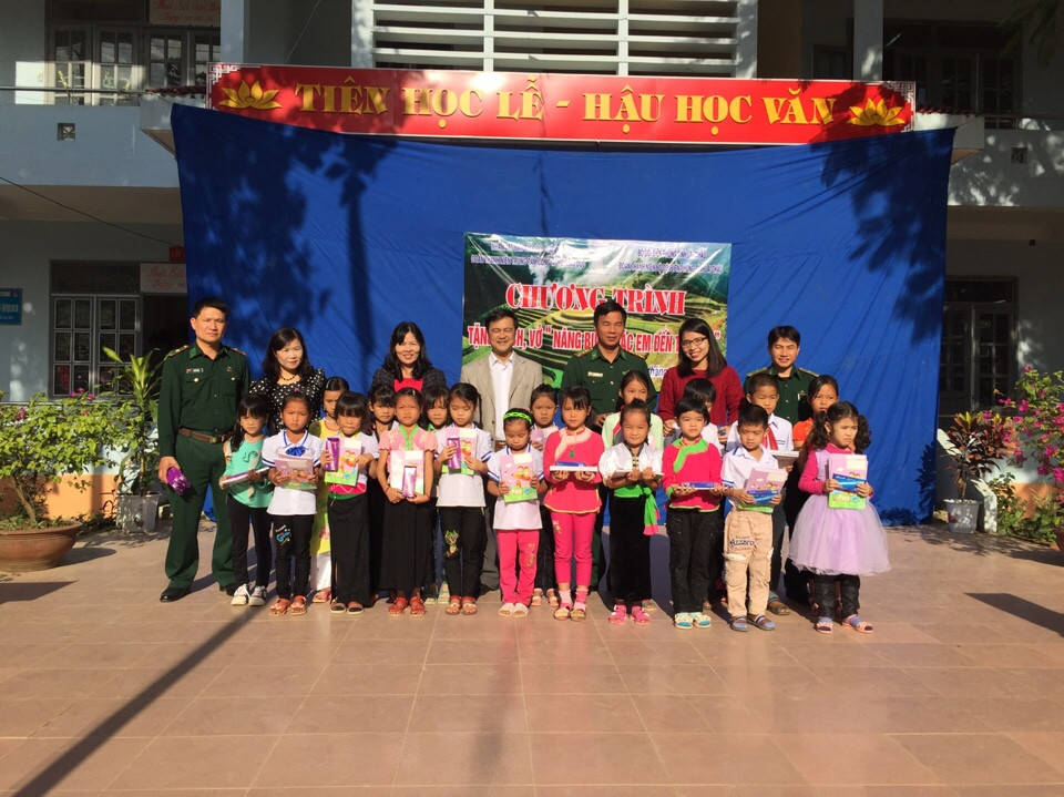 Đoàn TNCS Hồ Chí Minh Nhà xuất bản Giáo dục Việt Nam tặng quà học sinh một số xã biên giới tỉnh Lai Châu