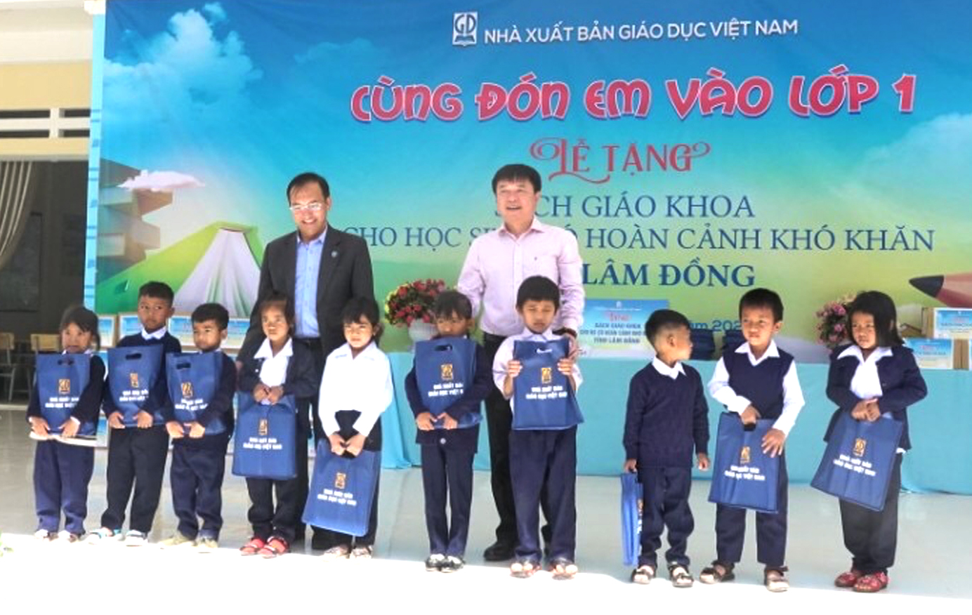 NXB Giáo dục Việt Nam triển khai chương trình tặng SGK "Cùng đón em vào lớp 1" cho học sinh có hoàn cảnh khó khăn