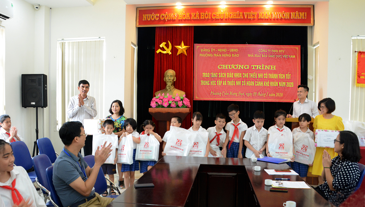 Trao tặng 139 bộ sách giáo khoa cho thiếu nhi có hoàn cảnh khó khăn phường Trần Hưng Đạo