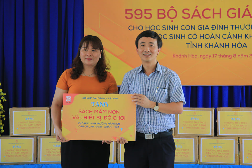 NXB Giáo dục Việt Nam tiếp tục tặng sách cho học sinh có hoàn cảnh khó khăn