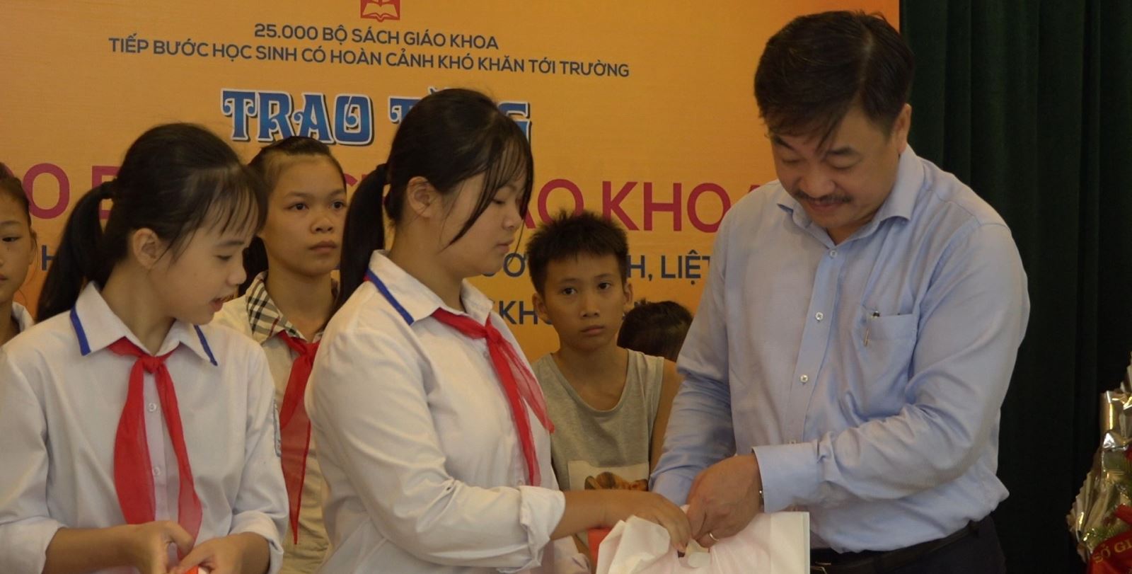 NXB Giáo dục Việt Nam trao tặng 500 bộ SGK cho học sinh có hoàn cảnh khó khăn tỉnh Cao Bằng