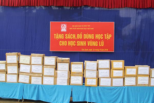 Nhà xuất bản Giáo dục Việt Nam tặng sách tại tỉnh Lai Châu